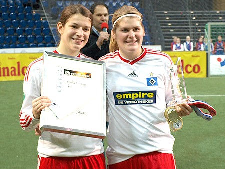 SHFV-Nordcup 2010, Nina Jokuschies und Imke Wübbenhorst nahmen Urkunde und Medaillen für den dritten Platz in Empfang Nina Jokuschies und Imke Wübbenhorst nahmen Urkunde und Medaillen für den dritten Platz in Empfang