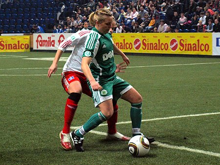 SHFV-Nordcup 2010, Wolfsburg - HSV 1:0, Wolfsburgs Katri Nokso-Koivisto im Duell mit Lena Petermann Wolfsburgs Katri Nokso-Koivisto im Duell mit Lena Petermann