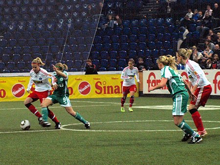 SHFV-Nordcup 2010, Wolfsburg - HSV 1:0, Nina Brüggemann im Duell mit der früheren Hamburgerin Anna Blässe Nina Brüggemann im Duell mit der früheren Hamburgerin Anna Blässe