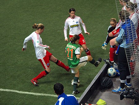 SHFV-Nordcup 2010, HSV - Werder Bremen 1:1, Bremens Torschützin Golebiewski gegen Haye, Jokuschies und Weech Bremens Torschützin Golebiewski gegen Haye, Jokuschies und Weech