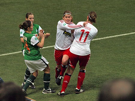 SHFV-Nordcup 2010, HSV - Werder Bremen 1:1, Imke Wübbenhorst kannte im Kampf um den Ball weder Freund noch Feind Imke Wübbenhorst kannte im Kampf um den Ball weder Freund noch Feind
