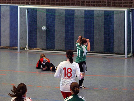 Nina Klöhn dreht jubelnd ab, Saskia Schippmann guckt dem Ball nur hinterher