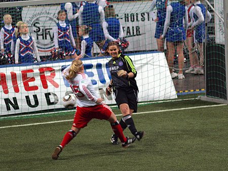 SHFV-Nordcup 2010, HSV - Holstein Kiel 1:0, Imke Wübbenhorst blockt Fredericke Borreck, aber der Ball geht knapp vorbei Imke Wübbenhorst blockt Fredericke Borreck, aber der Ball geht knapp vorbei