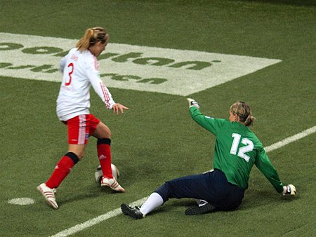 SHFV-Nordcup 2010, Essen-Schönebeck - HSV 2:1, Carolin Simon will an Stefanie Löhr vorbei, wird aber abgedrängt Carolin Simon will an Stefanie Löhr vorbei, wird aber abgedrängt