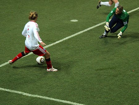 SHFV-Nordcup 2010, Essen-Schönebeck - HSV 2:1, Carolin Simon schiebt nach Zuspiel von Lübcke frei zum 1:2 ein Carolin Simon schiebt nach Zuspiel von Lübcke frei zum 1:2 ein