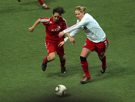 SHFV-Nordcup 2010, HSV - FFC Oldesloe 4:1, Verbissener Zweikampf zwischen Gaitana Lippert und Janina Haye Verbissener Zweikampf zwischen Gaitana Lippert und Janina Haye