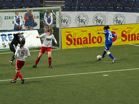 SHFV-Nordcup 2010, Turbine Potsdam - HSV 3:2, Nach Zuspiel von Stefanie Draws trifft Nadine Keßler zum 2:0 für Potsdam Nach Zuspiel von Stefanie Draws trifft Nadine Keßler zum 2:0 für Potsdam