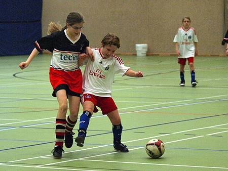 D-Hallenmeisterschaft, 6. Spieltag, Jenny im Zweikampf mit einer Altonaerin Jenny im Zweikampf mit einer Altonaerin