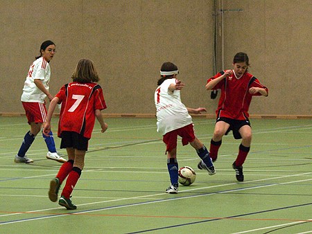 D-Hallenmeisterschaft, 6. Spieltag, Hannah entgeht dem Zweikampf mit einem Pass auf Wiona Hannah entgeht dem Zweikampf mit einem Pass auf Wiona