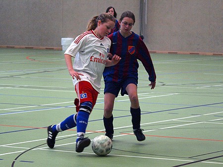 D-Hallenmeisterschaft, 6. Spieltag, Lea schirmt das Leder gegen eine SCS-Spielerin ab Lea schirmt das Leder gegen eine SCS-Spielerin ab