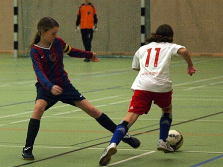 D-Hallenmeisterschaft, 6. Spieltag, Philine marschiert an einer Sternschanzerin vorbei Philine marschiert an einer Sternschanzerin vorbei