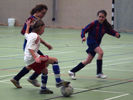 D-Hallenmeisterschaft, 6. Spieltag, Julie lässt zwei Sternschanzerinnen ins Leere laufen Julie lässt zwei Sternschanzerinnen ins Leere laufen