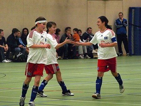D-Hallenmeisterschaft, 6. Spieltag, Wiona gratuliert Maya zum 2:0 gegen Sternschanze Wiona gratuliert Maya zum 2:0 gegen Sternschanze