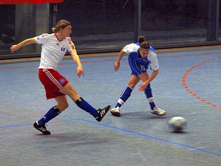 Kathrin Patzkes Schuss zum 1:2 verknotet beinahe Anna Ulbrichs Beine