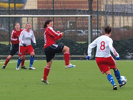 2BL 2009/10, Sptg. 16, HSV 2 - Gersten 3:2; Jana Kieras kann den Pass von Desirée Steinike auf Melanie Nilsson nicht unterbinden Jana Kieras kann den Pass von Desirée Steinike auf Melanie Nilsson nicht unterbinden