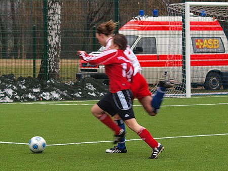 2BL 2009/10, Sptg. 16, HSV 2 - Gersten 3:2; Laufduell zwischen Gerstens Talent Vanessa Rohling und Denise Lehmann Laufduell zwischen Gerstens Talent Vanessa Rohling und Denise Lehmann