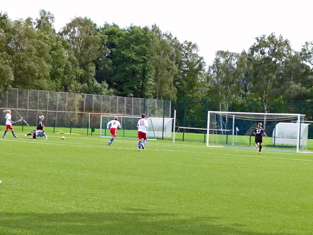 Das 0:1. Franziska Knopp umspielt Katrin Schwing und trifft.