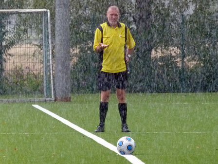 Schiedsrichter Bodo Szameitat prüft den Regen: Ja, nass ist's.