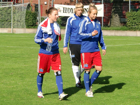 Antonia Görsansson (li.), Saskia Schippmann und Angelina Lübcke nehmen zunächst auf der Ersatzbank Platz.