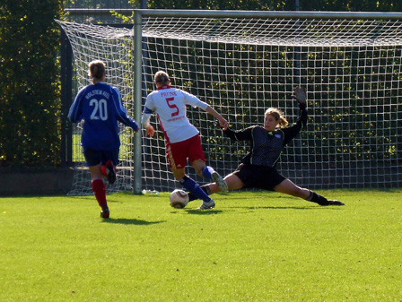 Eva Lotta Ravn rettet per Fußabwehr vor Kathrin Patzke.