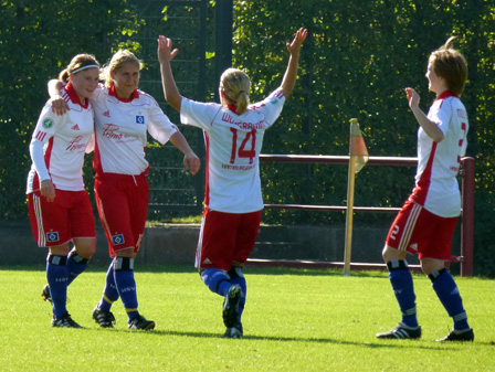 Freude über das 2:0 durch Maja schubert (2. v. l.)