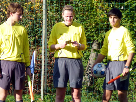 Ansich mit einer guten Leistung, aber eben auch mit einem Fehler beim zu Unrecht nicht anerkannten Tor des HSV: Schiedsrichterin Verena Plate und ihre Assistenten Fabian Meinken sowie Enes Demirkaya