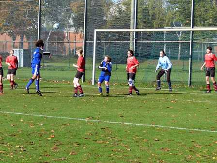 Das 1:0: Nach Ecke von Sarah Borgwardt köpft Alina Ogundipe die Führung