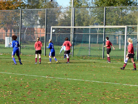 Die gut aufgelegte torfrau des SC Union 03, Elena L., ist machtlos.