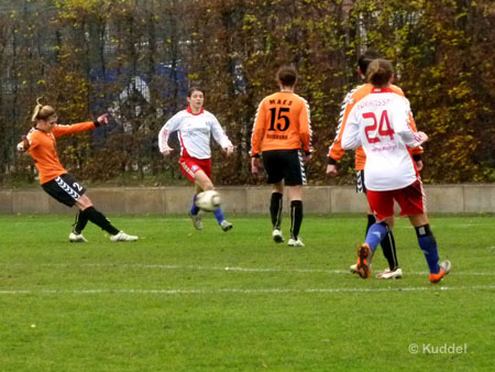 Luisa Wensing zieht ab und trifft zum 0:3