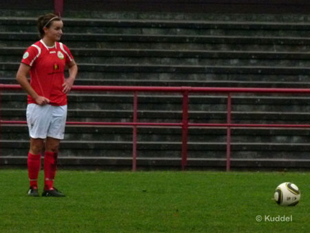 2010 11 21_HSV2-Gütersloh - 0-1 Lina Magull Lina Magull nimmt Maß