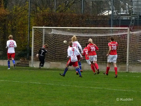 2010 11 21_HSV2-Gütersloh - 0-1 im Tor .. und ist für Jennifer Weber unhaltbar.
