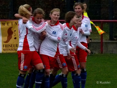 2010 11 21_HSV2-Gütersloh - 1-1 Jubel um Angelina Lübcke Große Freude nach dem sehenswerten 1:1-Ausgleich durch Angelina Lübcke