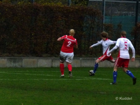 2010 11 21_HSV2-Gütersloh - 2-1 Moelter2 Moelter schießt jedoch direkt und spitzem Winkel