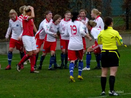 2010 11 21_HSV2-Gütersloh - 2-1 Moelter7 Das Team feiert die Torschützin angemessen