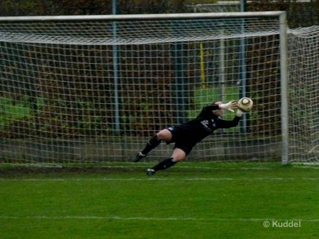 2010 11 21_HSV2-Gütersloh - Chance Lena Hackmann Weber hält Jennifer Weber zeigt ihr Können