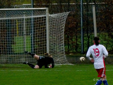 2010 11 21_HSV2-Gütersloh - Chance Lena Hackmann Weber hält2 ...und verhindert das 0:2.