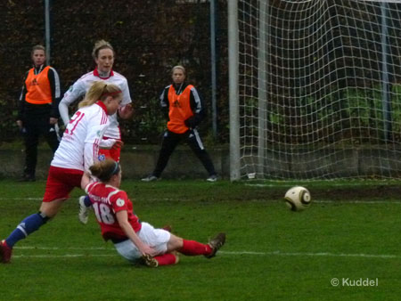 2010 11 21_HSV2-Gütersloh - Chance Lena Hackmann Nina Brüggemann kann Lena Hackmann nicht am Schuss hindern