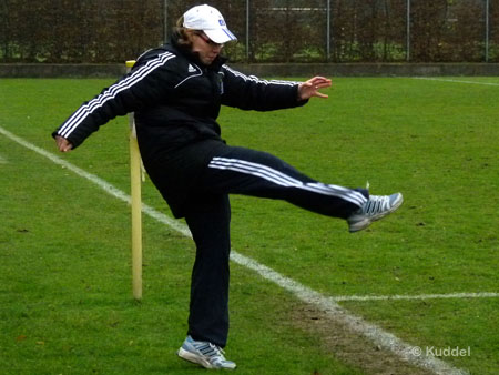 2010 11 21_HSV2-Gütersloh - Claudia von Lanken kann es noch3 Kraftvoll sind die Zuspiele auch heute noch - nur weniger zielgenau (ups...)