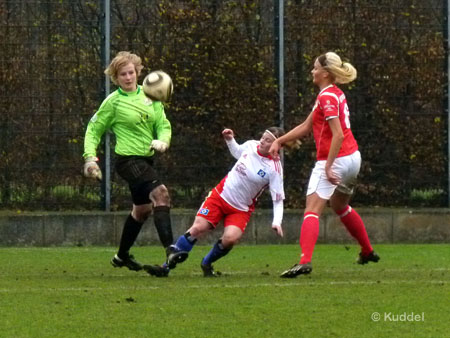 2010 11 21_HSV2-Gütersloh - Homp zu spät Stephanie Herkrath ist einen Tick vor Vera Homp am Ball