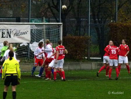 2010 11 21_HSV2-Gütersloh - Lehmann Kopfball2 ..doch heute wollte Denise Lehmann kein Kopfballtor gelingen