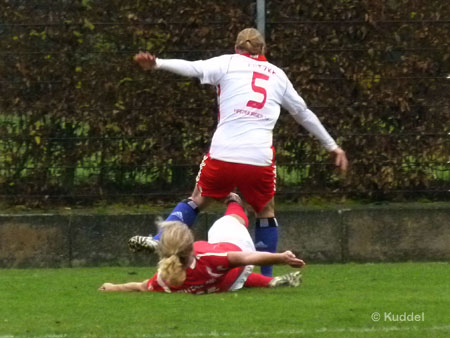 2010 11 21_HSV2-Gütersloh - Patzke nicht zu stoppen2 Selbst eine feine Grätsche...
