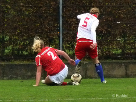 2010 11 21_HSV2-Gütersloh - Patzke nicht zu stoppen3 ...lässt Patzke den Ball nicht verlieren
