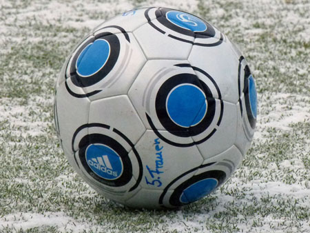 2010 11 28_TuS Berne - HSV5 - Ball Die 5. Frauen gewinnen trotz widriger Umstände 18:0