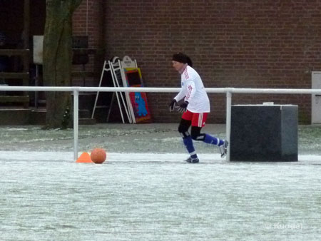 2010 11 28_TuS Berne - HSV5 - Booker Orange Sylvia Booker äußerte vor der Partie Respekt vor harten orangenen Bällen. Diese seien in schlechter Erinnerung. Dennoch entschied sie sich in deiser Szene gegen den Tritt gegens Hütchen...