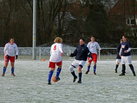 2010 11 28_TuS Berne - HSV5 - Laukat2 Laukat zeigt sich ballsicher.