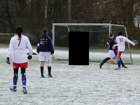 2010 11 28_TuS Berne - HSV5 - Timmermann Pfosten Nicht jeder Schuss war ein Treffer. Hier ging der Ball an den rechten Torpfosten.