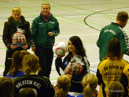 2010 12 19 - HSV1B Turnier TuRa Meldorf - 07 Mannschaftsführerin Sebnem Dairecioglu bei der Siegerehrung
