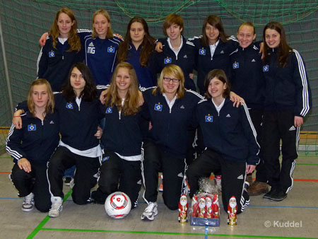 2010 12 19 - HSV1B Turnier TuRa Meldorf - 08 Holten Platz 2 beim Hallenturnier von TuRa Meldorf: hintere Reihe von links: Co-Trainerin Tanja Krause, Trainerin Mareike Geidies, Fjolla Gara, Michelle Kämereit, Alina Witt, Marilén Bistricianu, Nadia Rodrigues - vorne v. l.: Larissa Frank, Sebnem Dairecioglu, Anna Peters, Lysianne Poleska, Lina Kunrath
