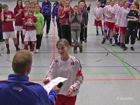 2010 12 29 - HSVC1 - Hallenturnier Tornesch - Siegerehrung HSV Immerhin Platz 4 und eine Urkunde durfte Hannah D. entgegennehmen
