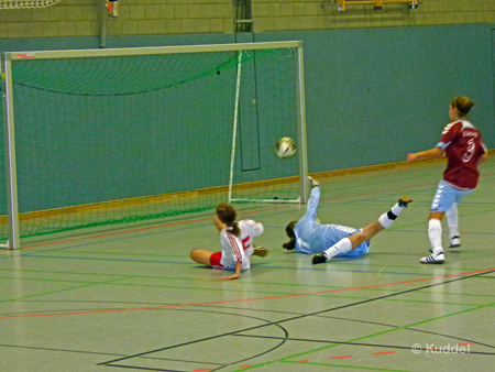2010 12 29 - HSVC1 - Hallenturnier Tornesch - Tor Evelyn 1 Evelyn H. erzielt das wichtige 1:0
